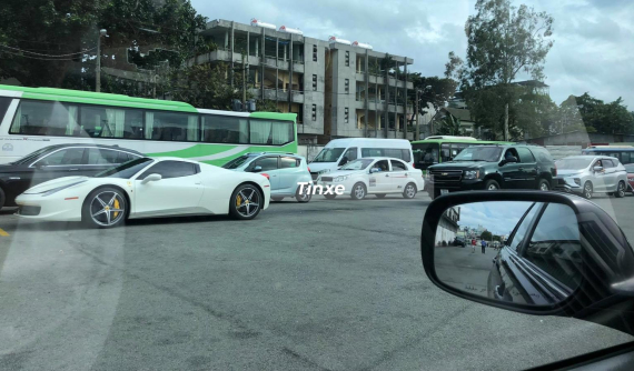 "Chạm mặt" Ferrari 458 Spider ngay trạm đăng kiểm, nhẹ nhàng cách xe hơn 20 mét