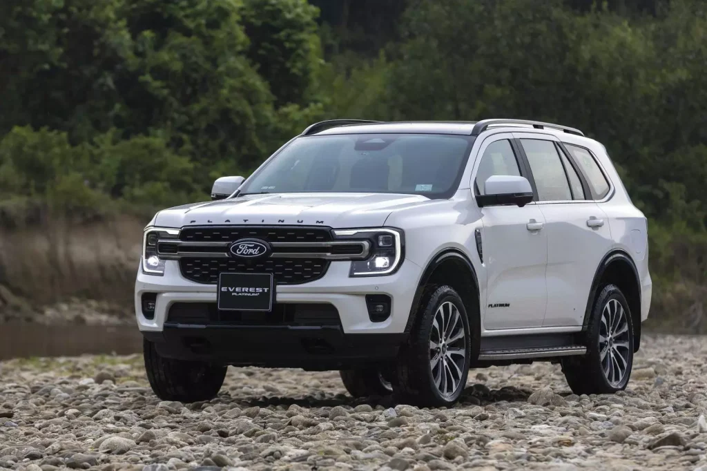 Ford Everest nâng cấp tại Việt Nam có thêm bản máy xăng 2.3L Ecoboost 300 mã lực, giá 1,629 tỷ đồng.
