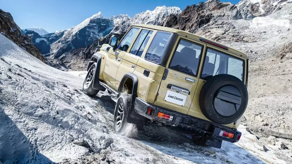 Toyota Land Cruiser 70 Series bị che kín cụm đèn hậu là do quy định về an toàn