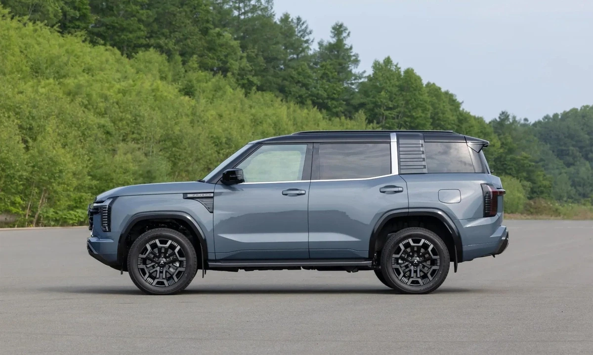 Mitsubishi Pajero thế hệ mới công bố giá từ 49.300 USD, rẻ hơn Prado gần 5.000 AUD