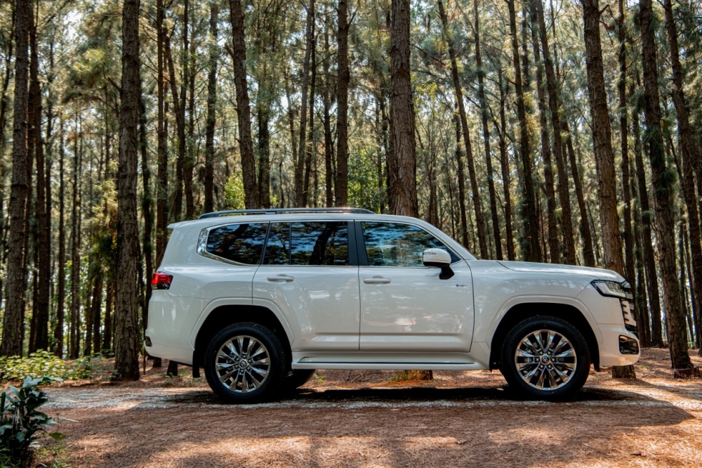 Toyota Land Cruiser 300 HEV chốt giá 4,71 tỷ đồng tại Việt Nam: Mạnh 457 mã lực, ăn 10 lít xăng