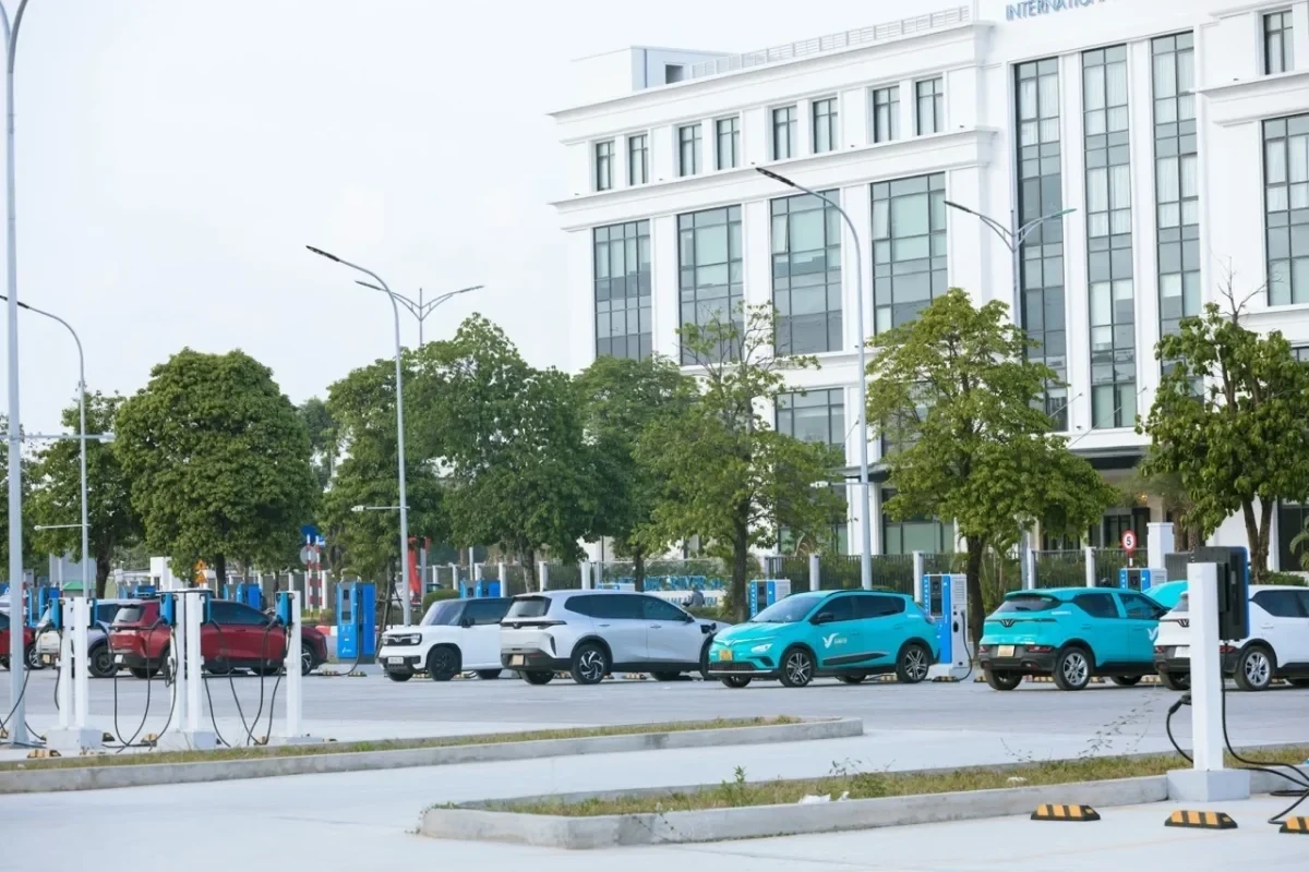 Hà Nội xuất hiện trạm sạc điện lớn nhất Việt Nam