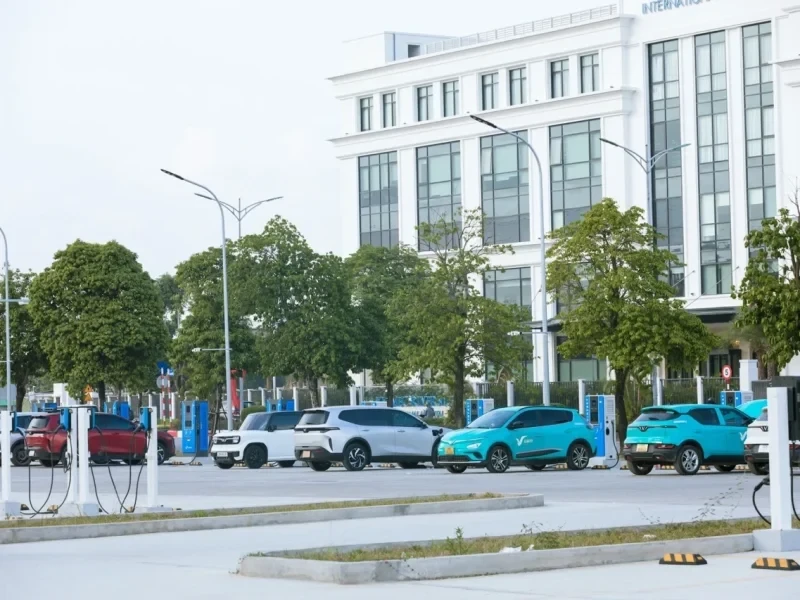 Hà Nội xuất hiện trạm sạc điện lớn nhất Việt Nam