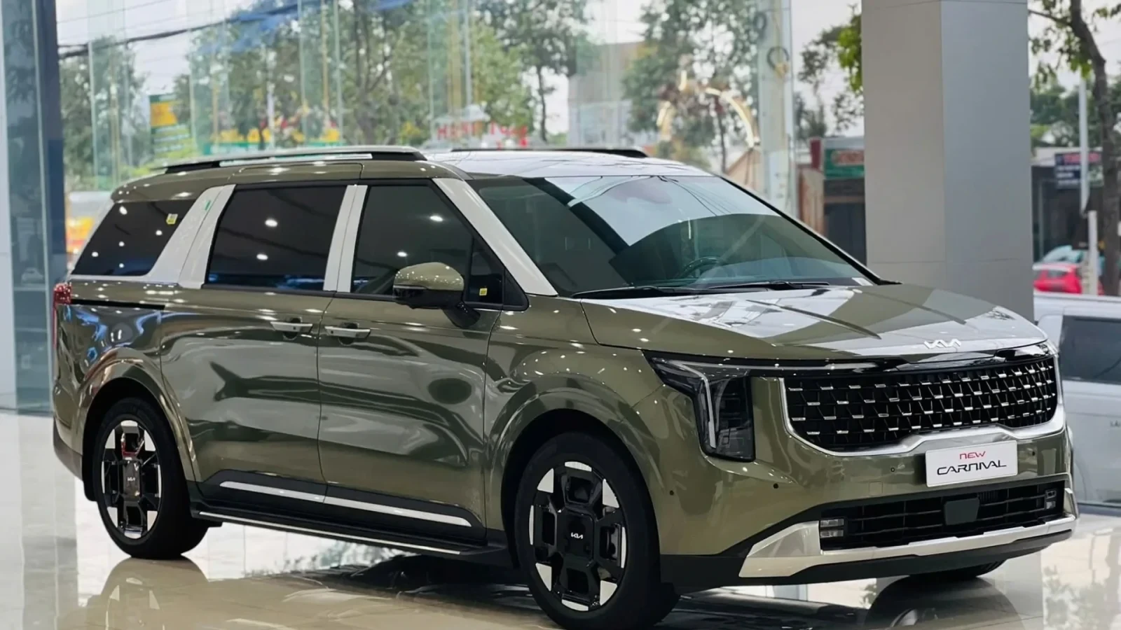 Kia Carnival giảm giá 170 triệu đồng tại đại lý