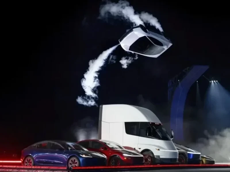 Tesla Roadster: Siêu xe điện hiệu suất cao hẹn về 2028