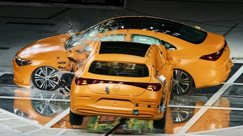 Thử nghiệm va chạm Mercedes-Benz CLA: Xe xăng đâm xe điện