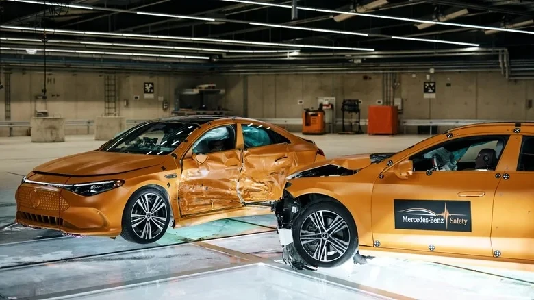 Thử nghiệm va chạm Mercedes-Benz CLA: Xe xăng đâm xe điện