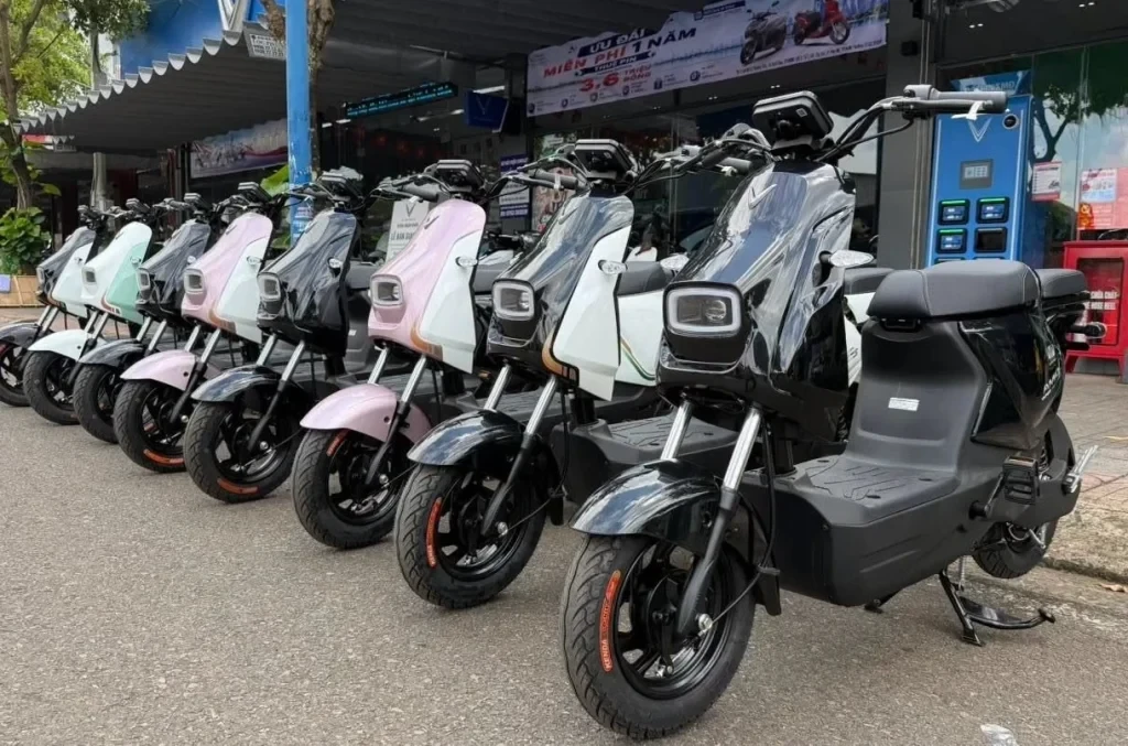 VinFast Amio giảm giá còn từ 9,6 triệu đồng: Lựa chọn cho học sinh